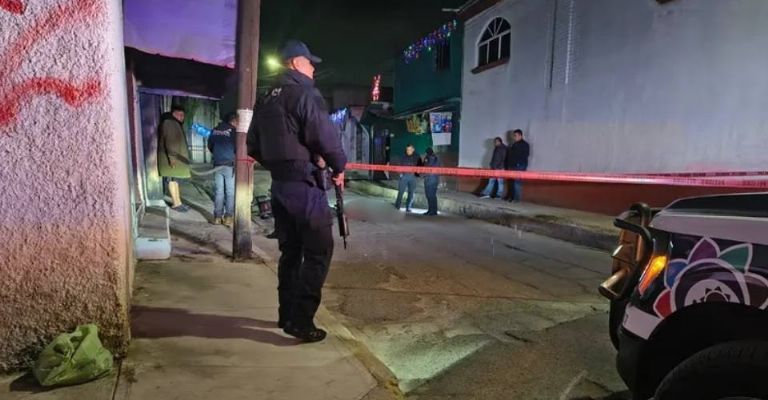 Ejecutan a dos presuntos narcomenudistas en la colonia Carlos Hank González de Ecatepec, Estado de México.