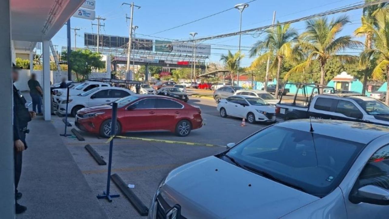 ‘Levantan’ a hombre frente a unos locales comerciales en Mazatlán; localizan casquillos y sangre