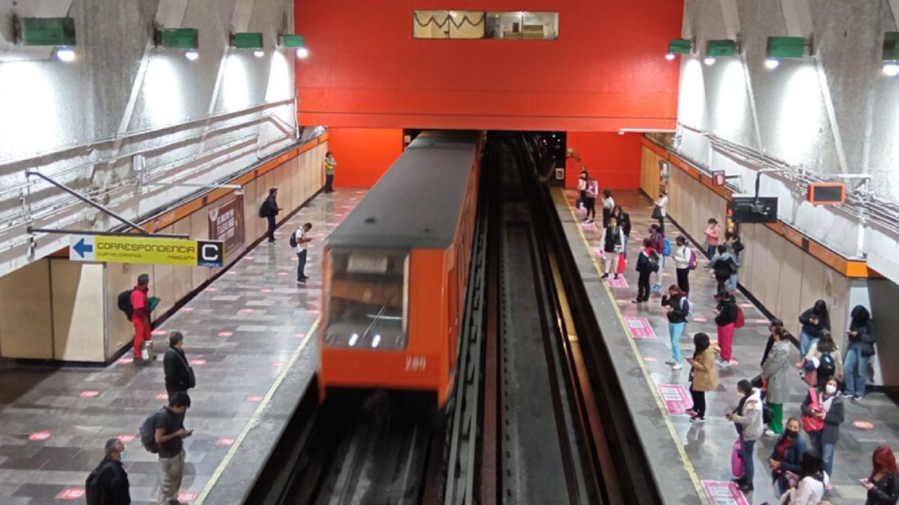 Policía de CDMX captura a francés y estadounidense por vandalismo en el Metro Tacubaya