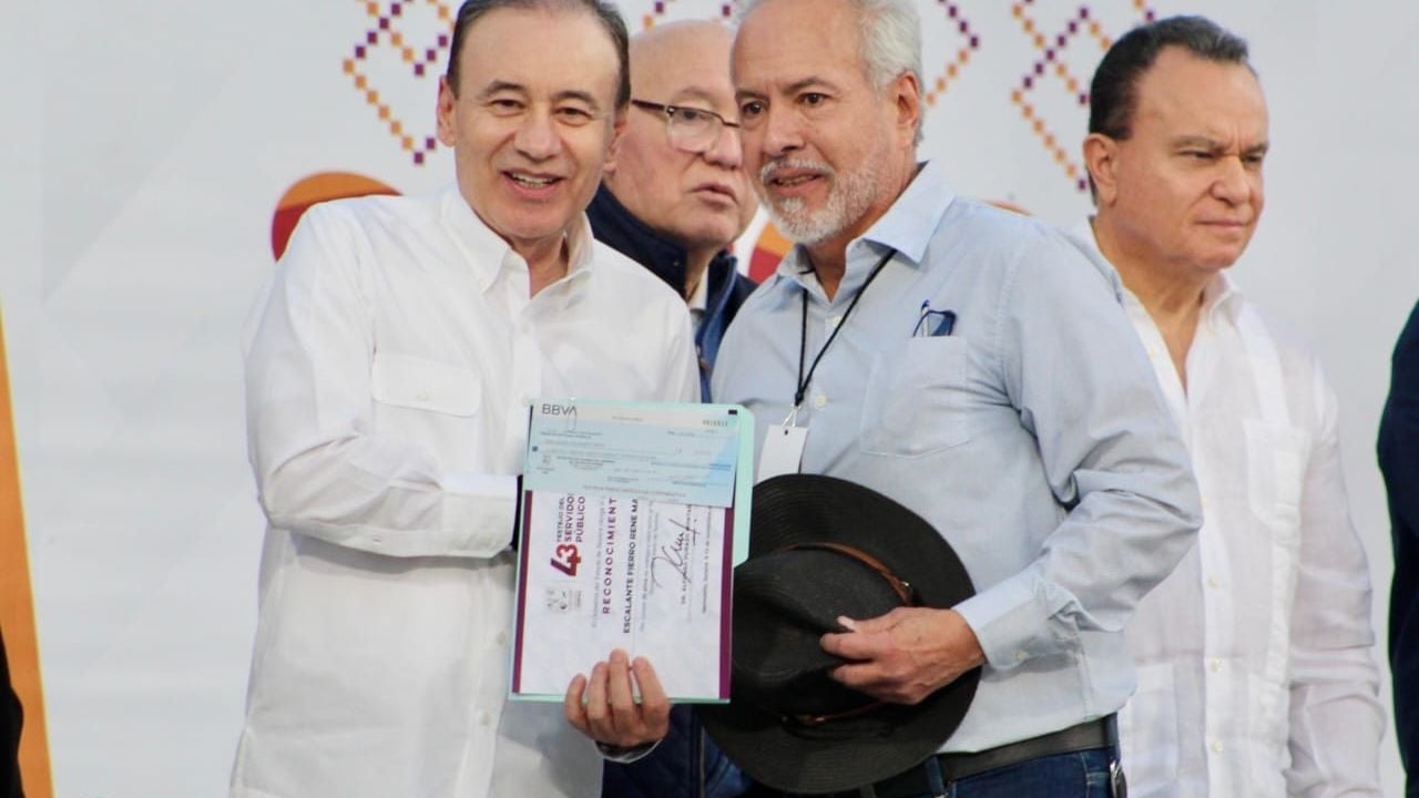 Alfonso Durazo reconoce a servidores públicos por décadas de servicio en el Día del Servidor Público