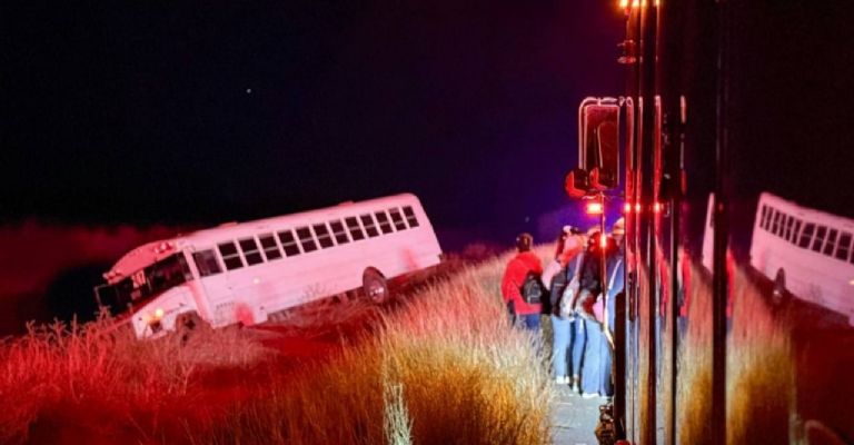 Choque entre camión de personal de maquiladora y auto deja 20 LESIONADOS en el Valle del Yaqui