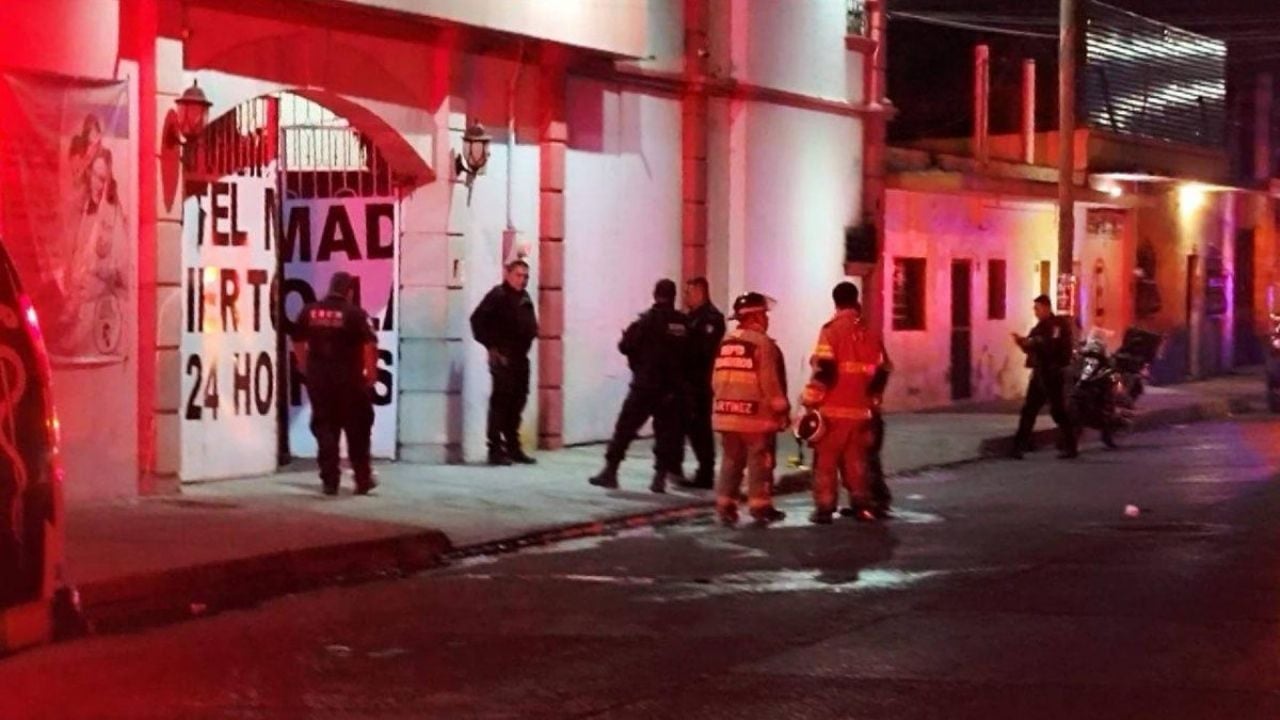 Hombres irrumpen en hotel de Morelos y prenden fuego a una pareja; una persona murió