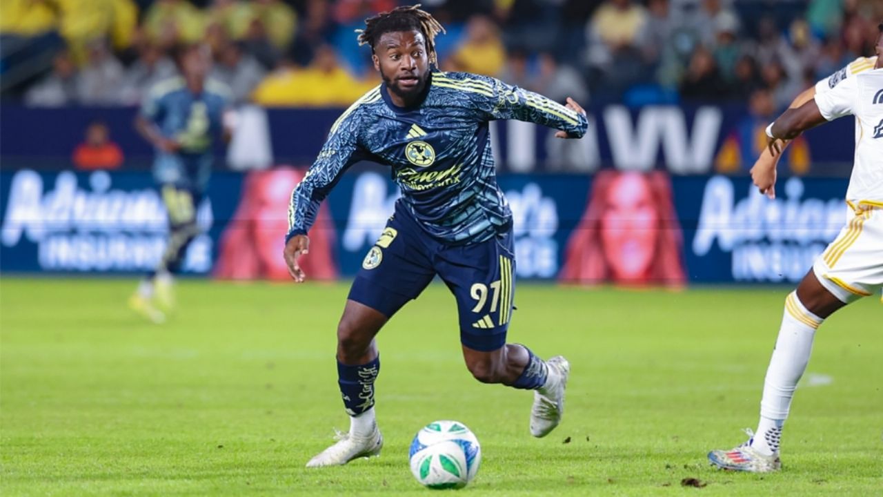 ¿Se va del América? Allan Saint-Maximin se ausenta de la pretemporada y regresa a Francia