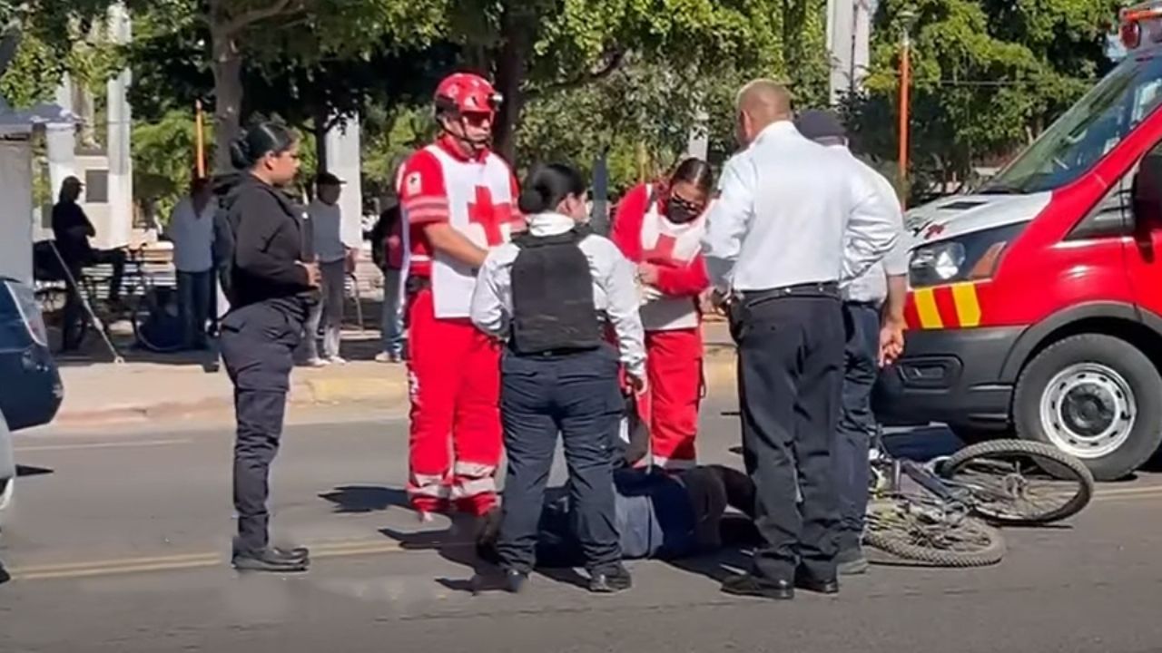 Atropellan a ciclista en pleno de Centro de Ciudad Obregón; tuvo que ser llevado a hospital