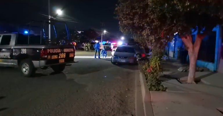 Reportan a un hombre sin vida y otra persona herida en la colonia Óscar Russo Vogel.