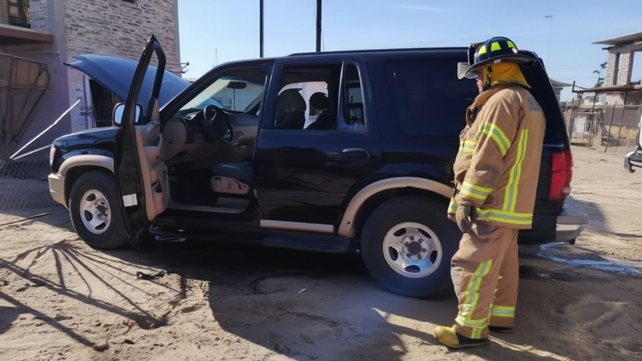 Se incendia vehículo estacionado en San Luis Río Colorado; Bomberos lograron sofocar el fuego