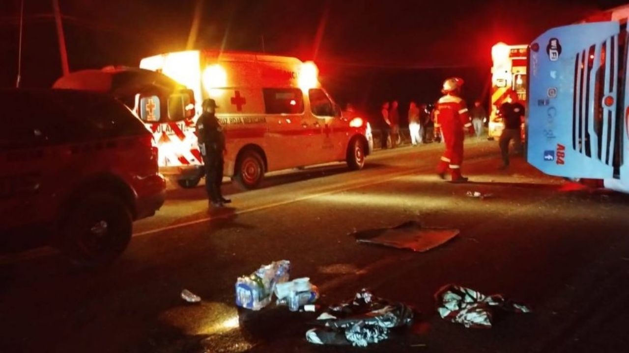 Autoridades municipales atienden ‘camionazo’ en carretera Navojoa-Huatabampo