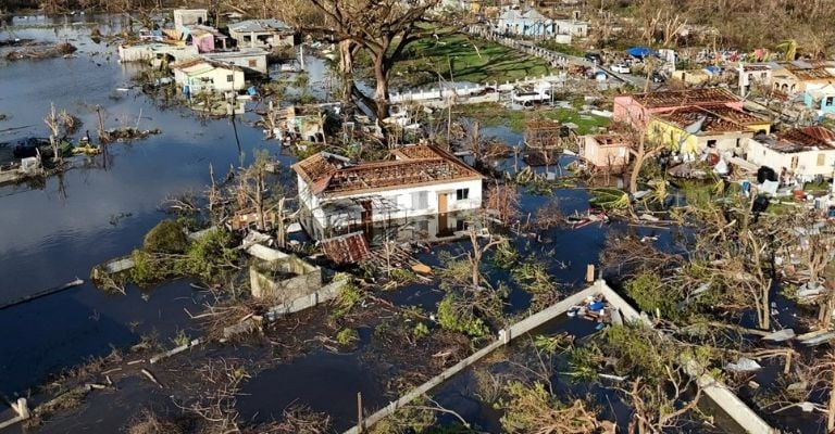 El huracán Melissa continuó su trayectoria hacia las Bahamas y las Islas Turcas y Caicos, causando inundaciones y cortes de electricidad en la zona