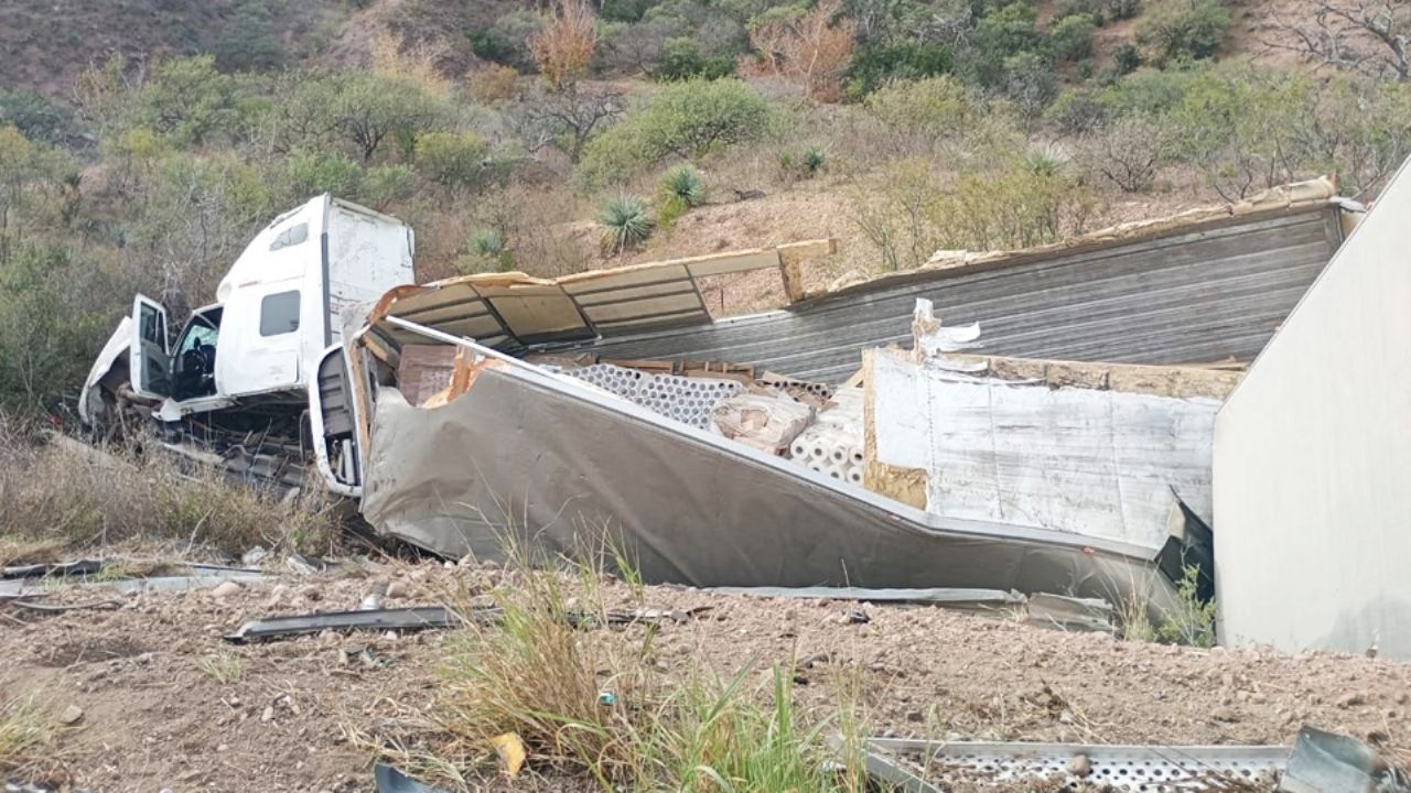 Vuelca tráiler de doble remolque en carretera Cananea-Ímuris; autoridades atendieron el hecho