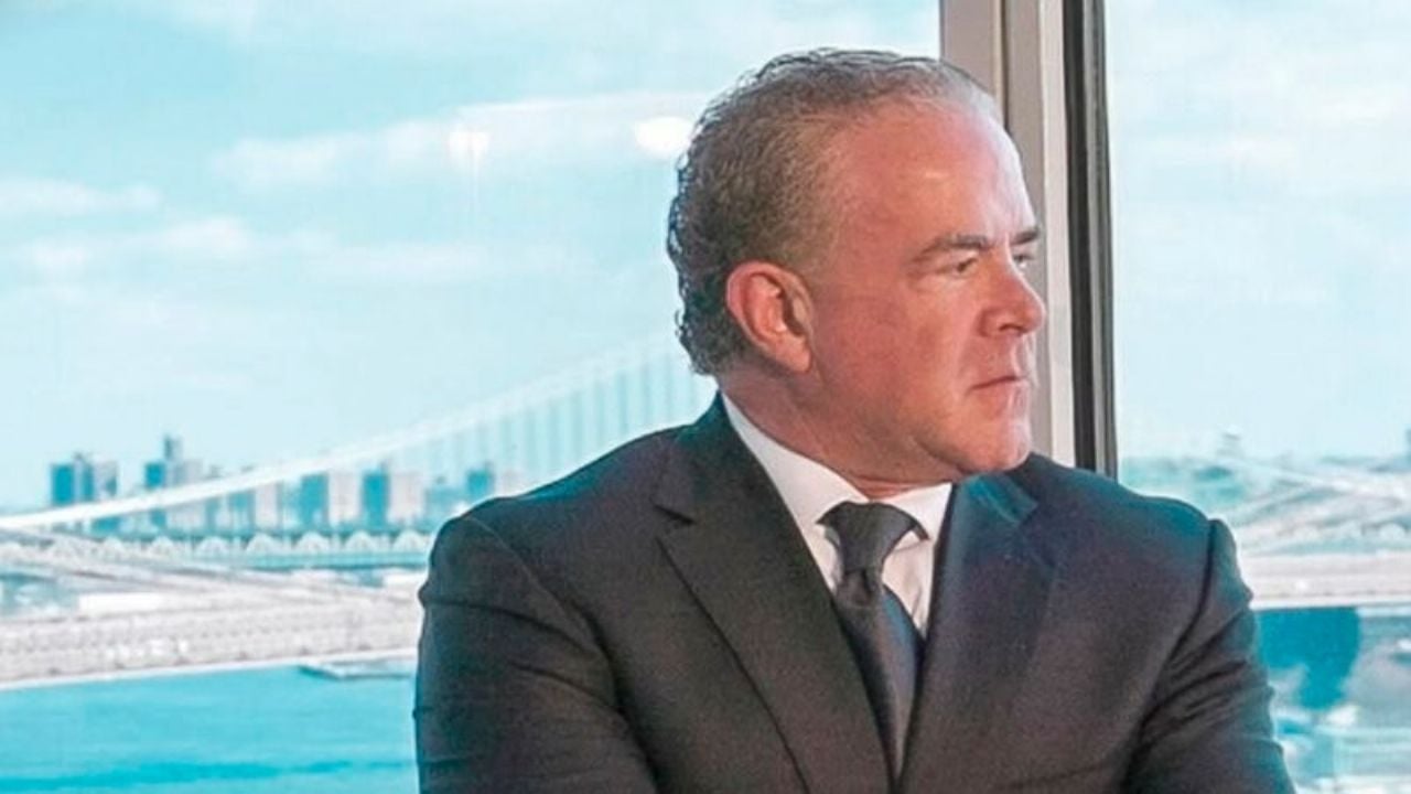 FOTO: Captan en París a Raúl Rocha Cantú, dueño de Miss Universo buscado por la FGR