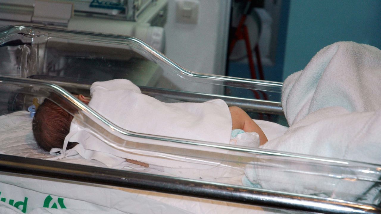 Bebé nace fuera del útero y logra sobrevivir; el raro caso médico que sorprende al mundo