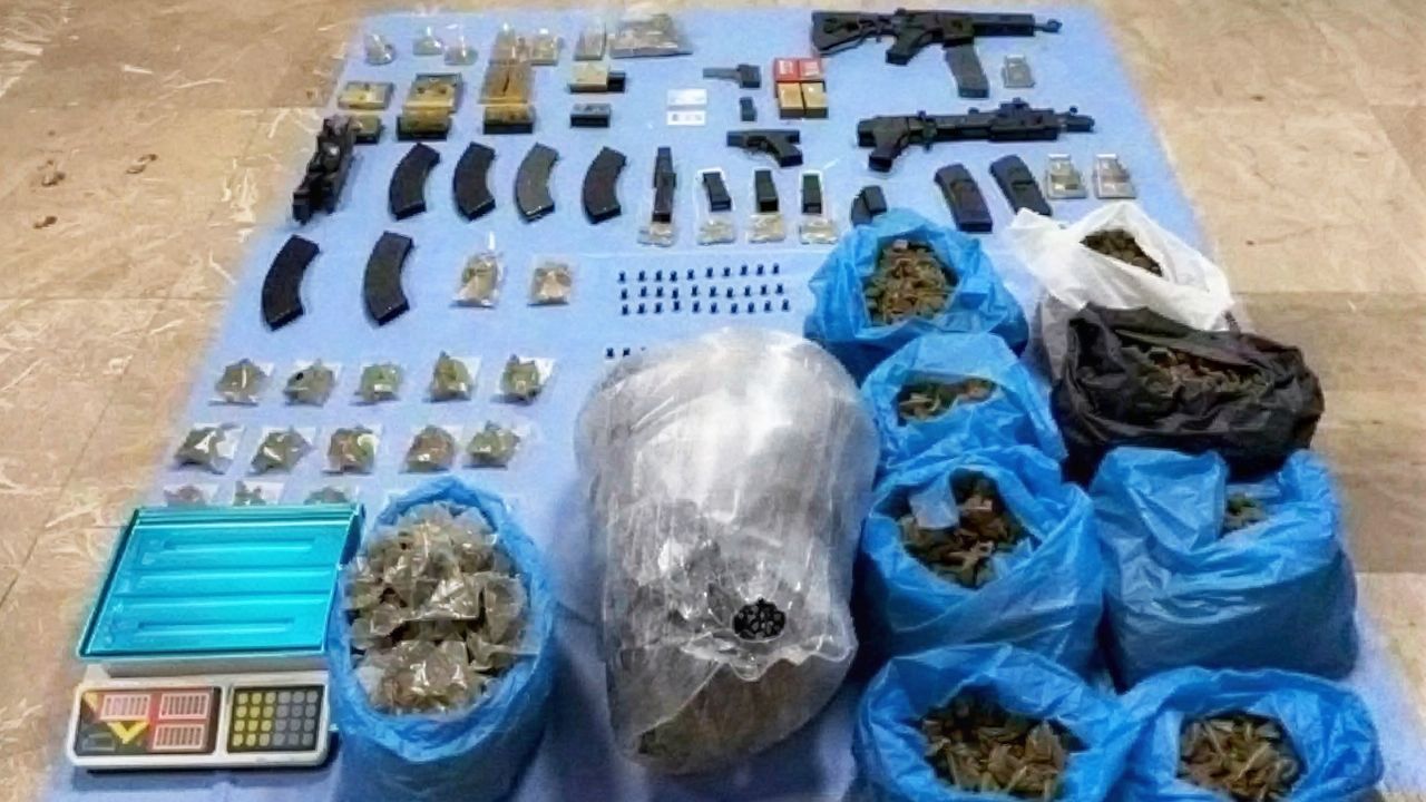 ‘Revientan’ guarida de grupo criminal en Ciudad Obregón; aseguran a hombre, armas y drogas