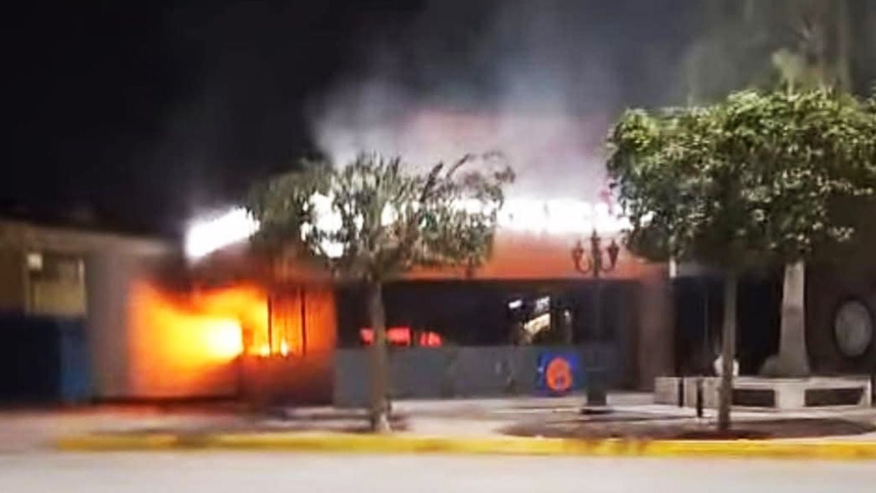 Se registra fuerte incendio en restaurante de Navojoa; tenía 2 semanas de haber abierto