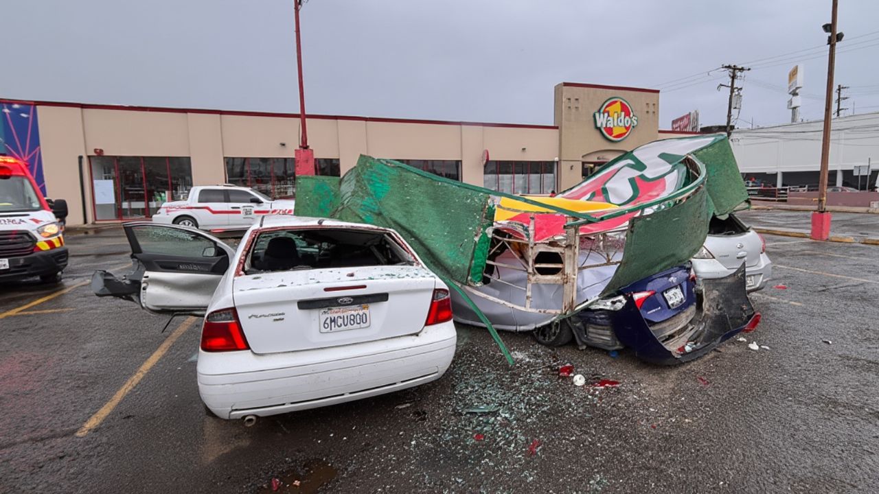 Otro accidente en Waldo’s: Letrero se desploma y cae sobre autos estacionados en Tijuana