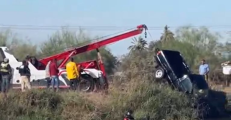 Muere conductor tras caer con su camioneta a canal de Providencia en Ciudad Obregón