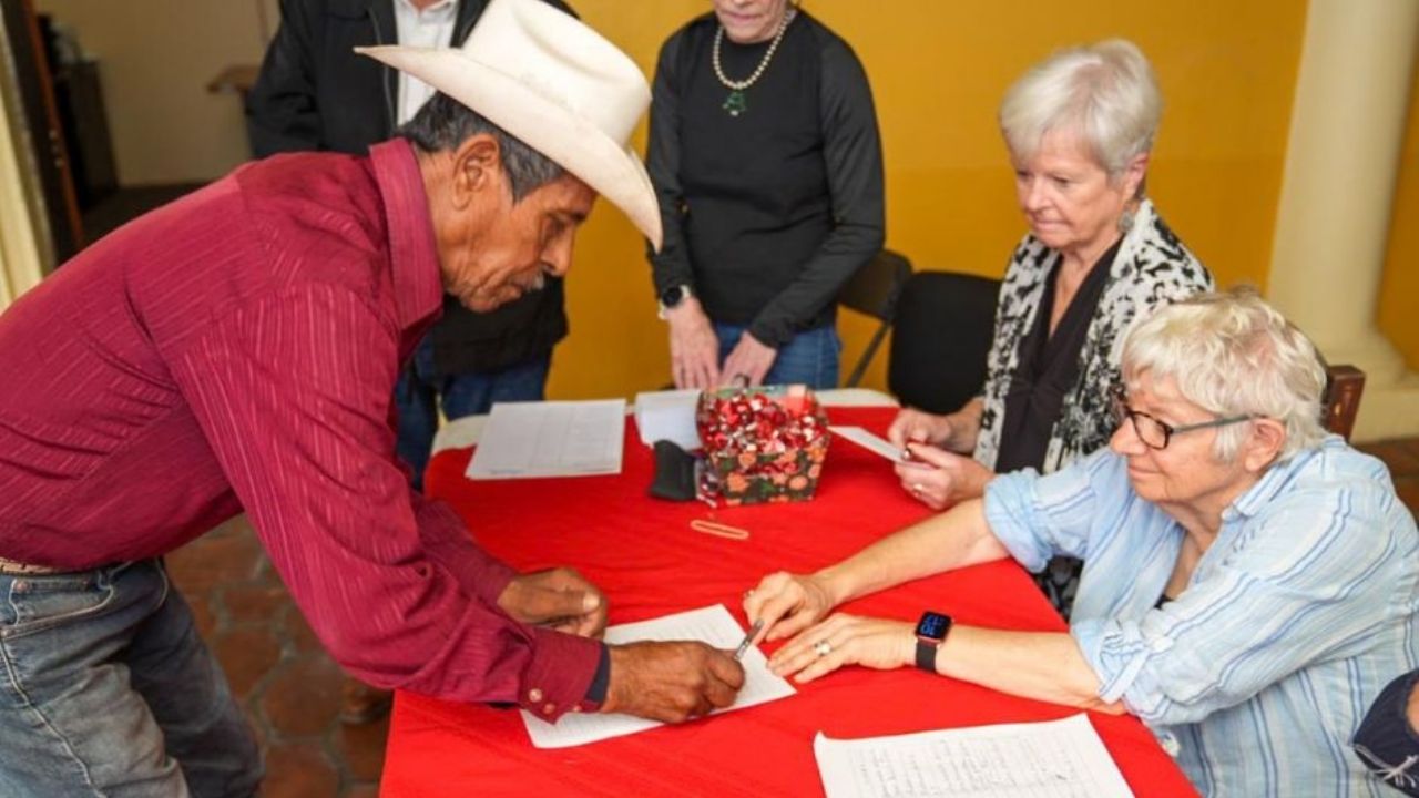 Trabajadores de Servicios Públicos reciben apoyo económico en el Pueblo Mágico de Álamos