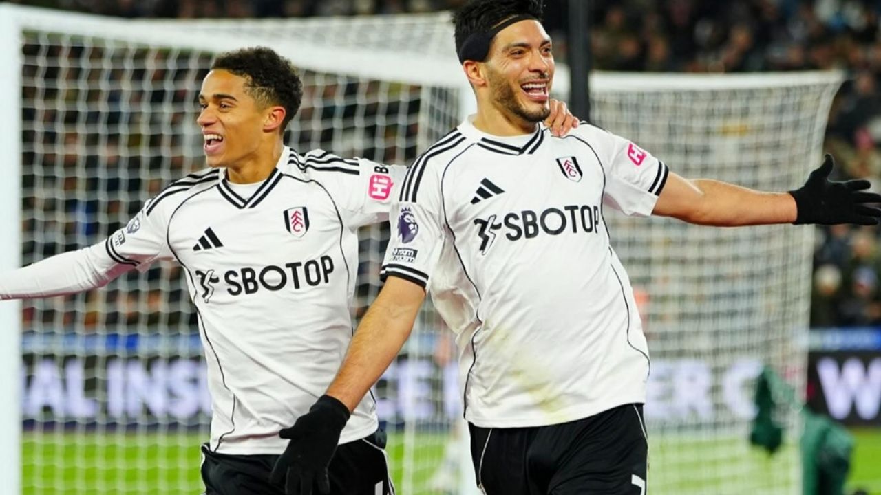 Raúl Jiménez se despide del 2025 con gol y entra a una histórica lista de la Premier League