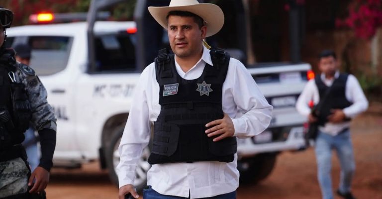 Carlos Manzo, fue asesinado durante un evento público por el Día de Muertos
