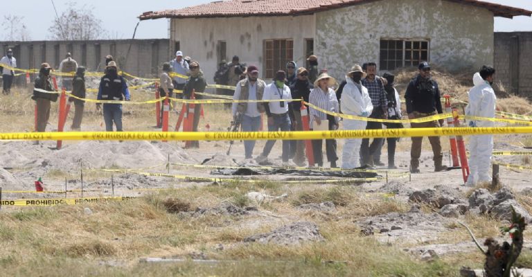 Funcionarios recorren el 'Rancho Izaguirre' durante un recorrido de prensa en Tehuchitlán, Jalisco