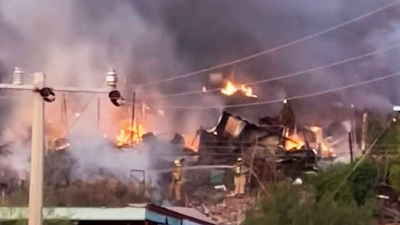 Tristes fiestas decembrinas: Dos familias lo pierden todo tras voraz incendio en Guaymas