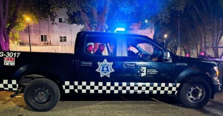 Hombre es apuñalado por la espalda afuera de un motel de Guadalajara, Jalisco.