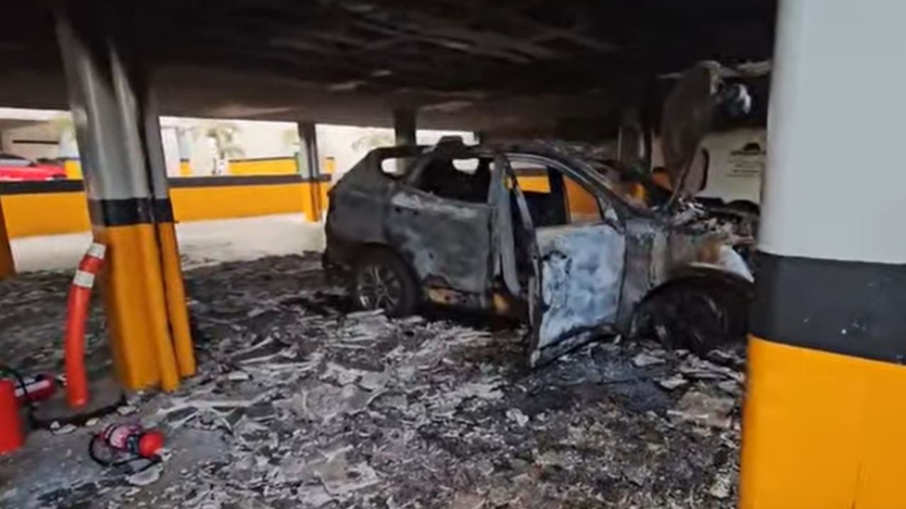Culiacán: Falla eléctrica origina incendio de camioneta en estacionamiento de hotel; no hubo heridos
