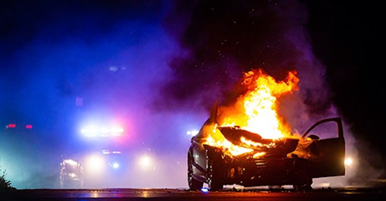 Incendian vehículo en la colonia Las Torres de Nogales, Sonora.