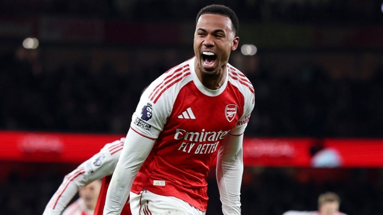 Arsenal ‘aplasta’ al Aston Villa del ‘Dibu’ Martínez y finaliza el 2025 como líder de la Premier League