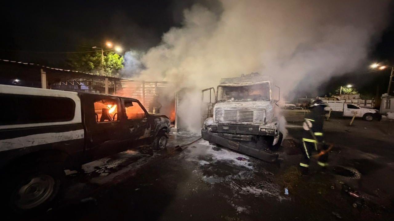 Código Rojo: Incendio en Iztapalapa consume vehículos y bodega cerca de Río Churubusco
