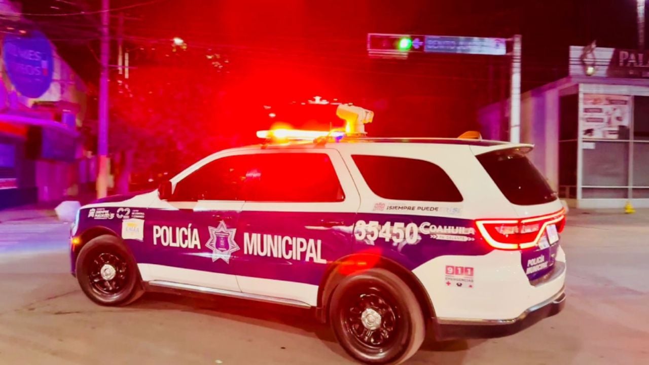 Accidente en Torreón: Jóvenes de 16 y 17 años lesionados tras impactar vehículo contra palmera