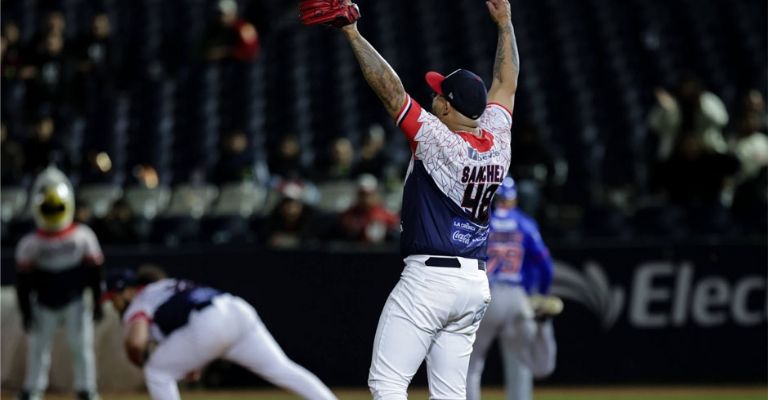 El cerrador festeja el último out del juego