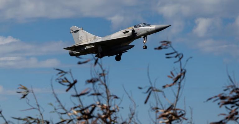 China lanzó misiles y desplegó docenas de aviones de combate