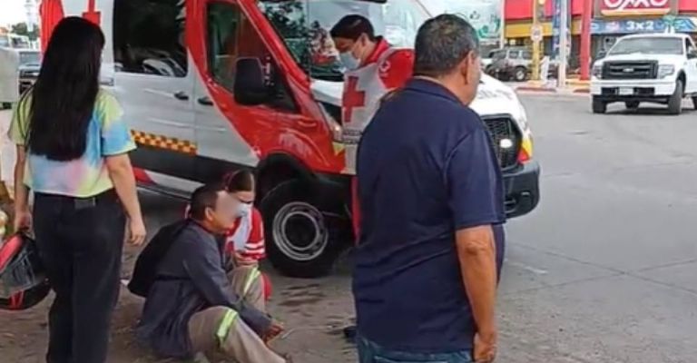 Motociclista resultó lesionado tras ser embestido por la calle 200 y Otancahui.
