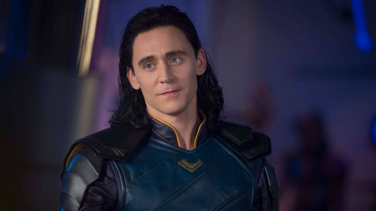 El actor de ‘Loki’ en Marvel, Tom Hiddleston, revela que dio la bienvenida a su segundo hijo
