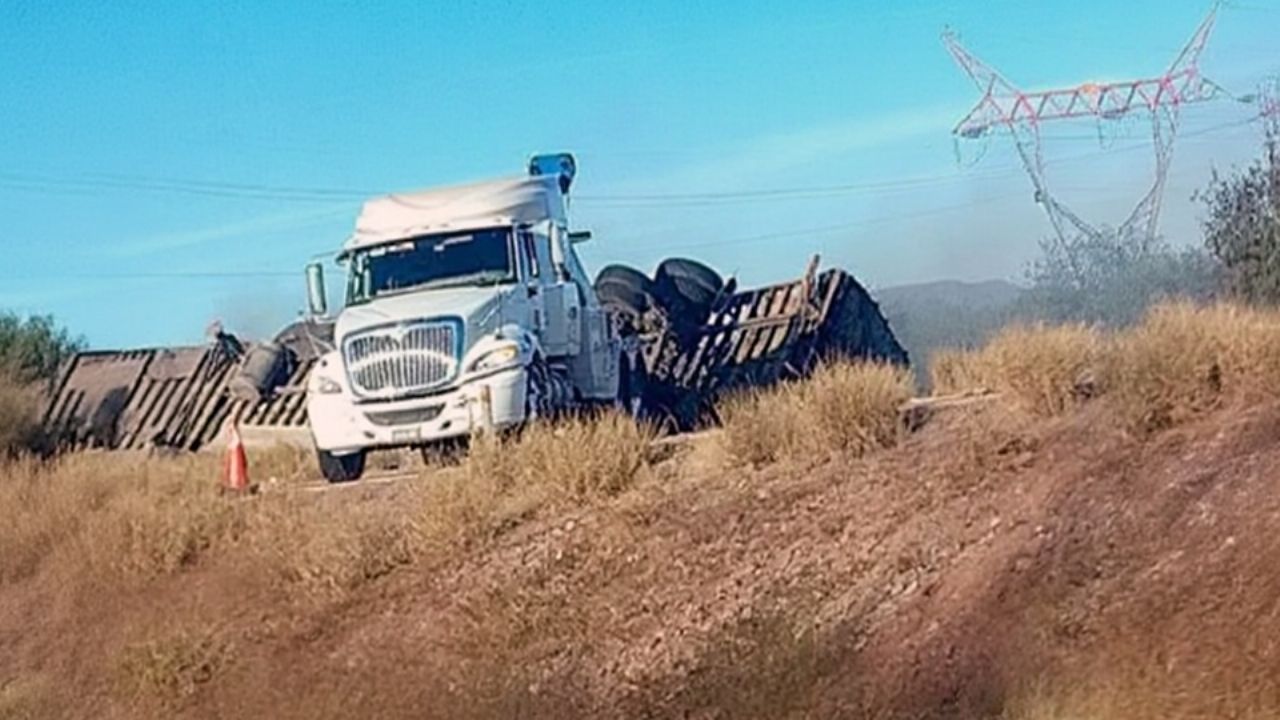 Se incendia caja de tráiler en carretera Estación Don – Navojoa; el tránsito se vio afectado