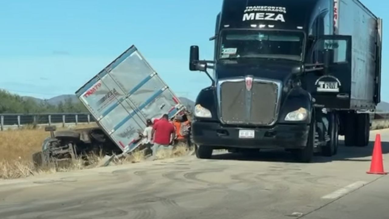 Vuelca tráiler en la carretera Guaymas – Hermosillo; provocó tráfico lento por varias horas