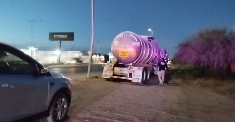 Accidente en la salida norte de Ciudad Obregón deja un motociclista gravemente lesionado.