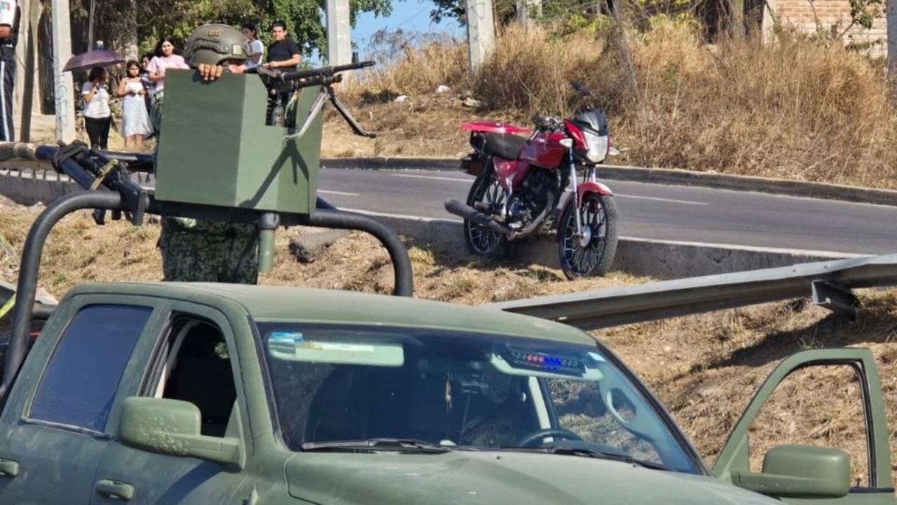 Trágico final para joven motociclista en Culiacán; chocó contra un barandal metálico y falleció