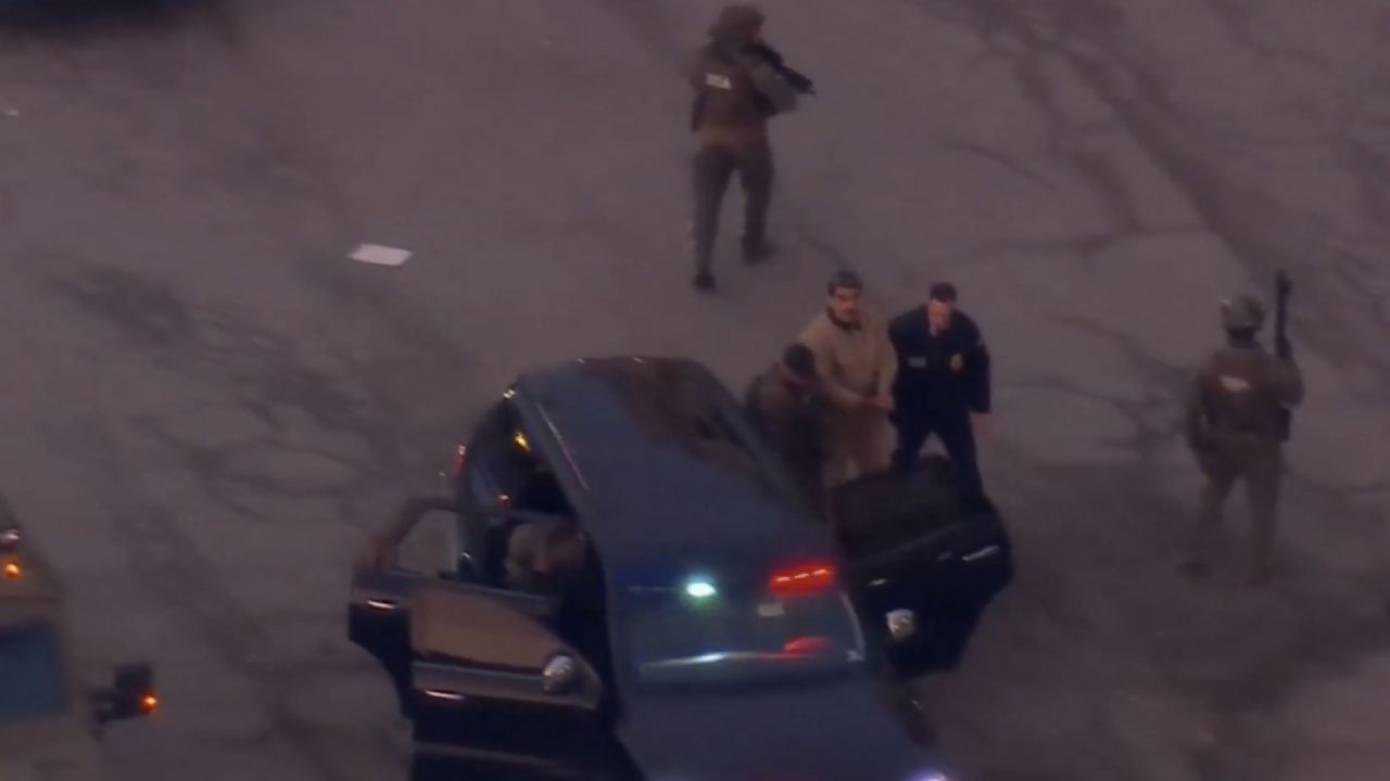 (VIDEO) Esposado y escoltado: Así trasladan a Nicolás Maduro a Corte de Brooklyn, NY