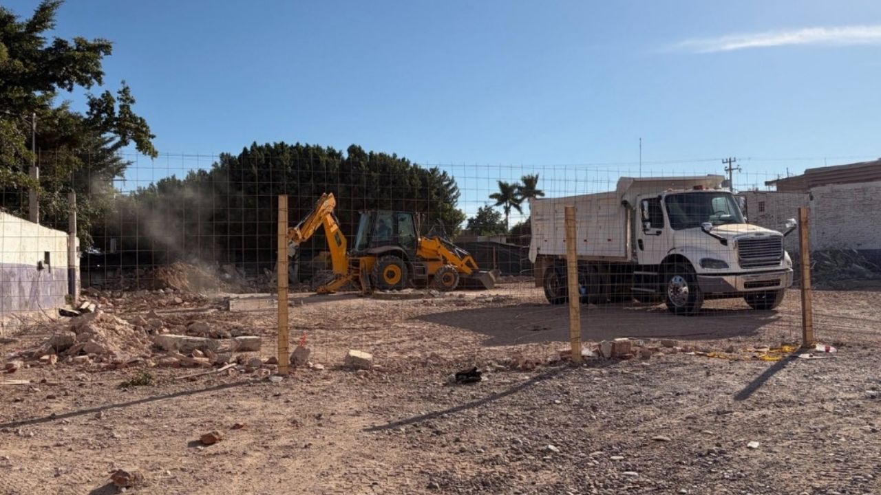 Inicia la demolición de la vieja Central de Autobuses en Navojoa por riesgo de colapso