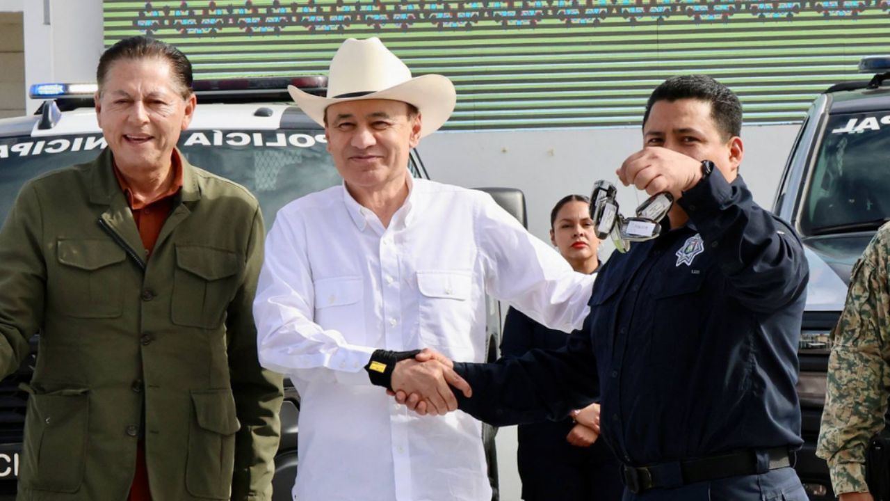 En San Luis Río Colorado, Durazo Montaño entrega escrituras, patrullas y supervisa construcción de hospital