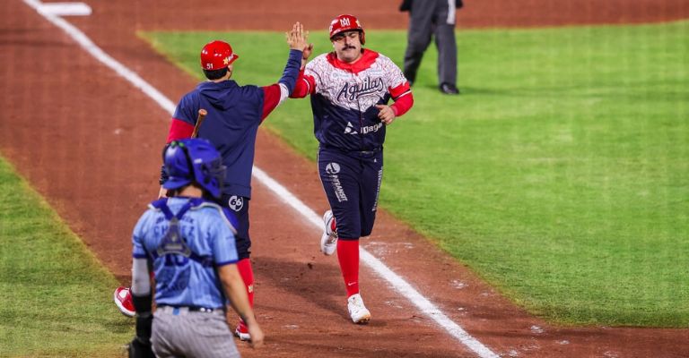 Mejía es felicitado después de su jonrón