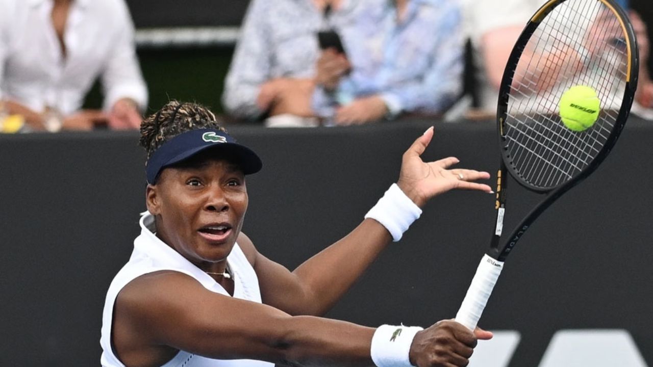 Venus Williams muestra nivel competitivo, pero cae en su debut en Aukland