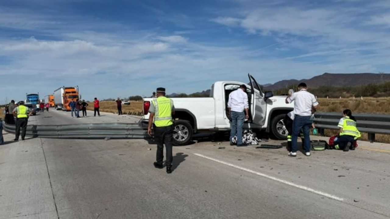Choque de pick up contra barrera metálica provoca cierre de carretera Guaymas – Hermosillo