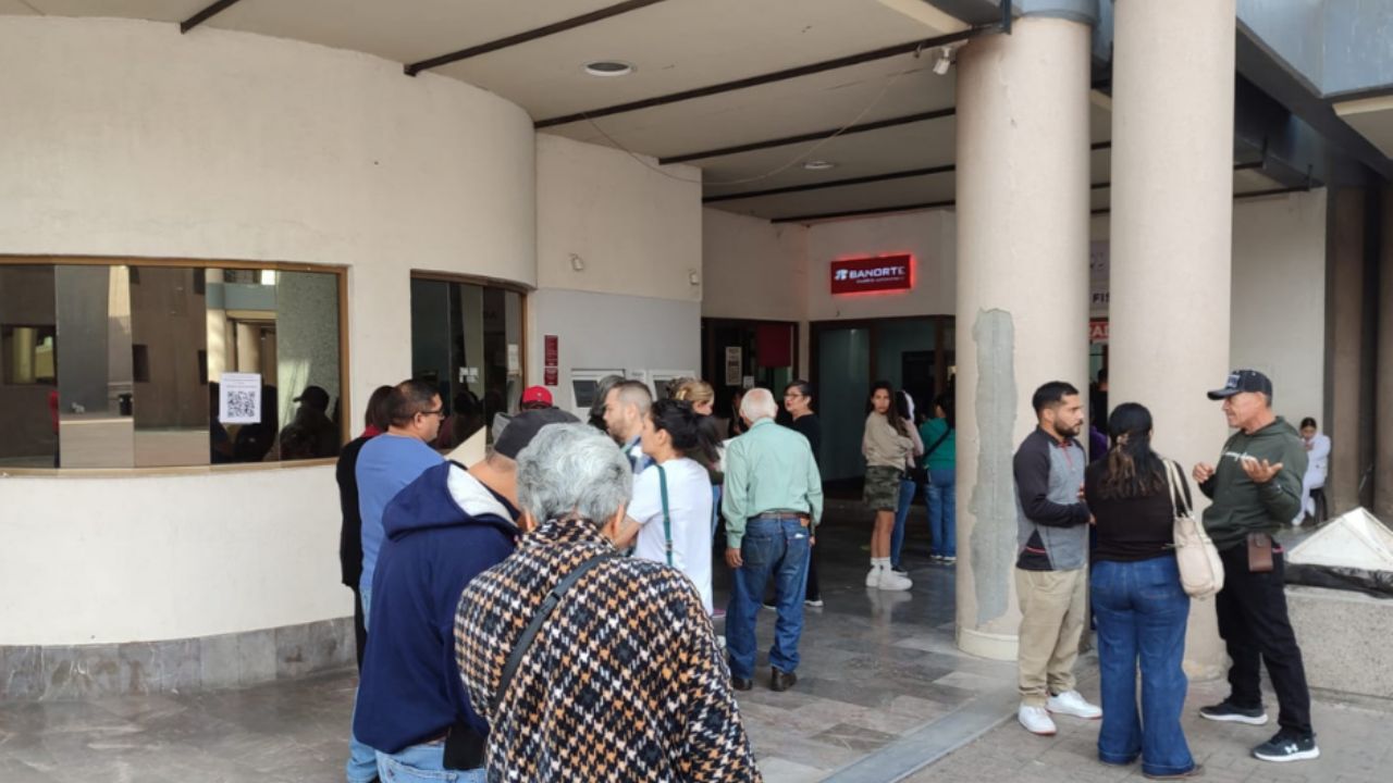 Largas filas para pagar sus placas: Hermosillenses hacen filas de hora y media para revalidación vehicular