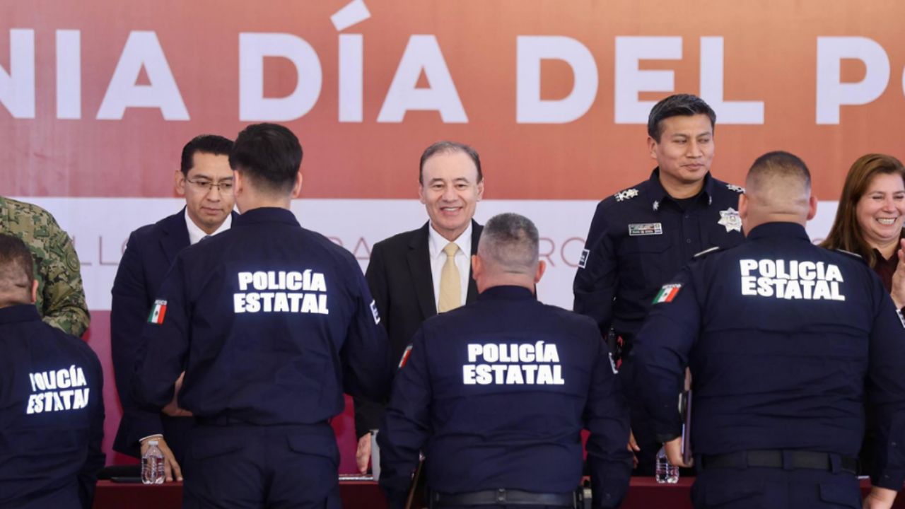 Alfonso Durazo entrega patrullas y reconoce a más de 100 policías de Sonora en su día