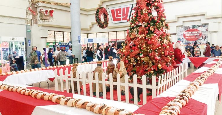 Casa Ley celebra 10 años de su tradicional corte de rosca en Ciudad Obregón con familias