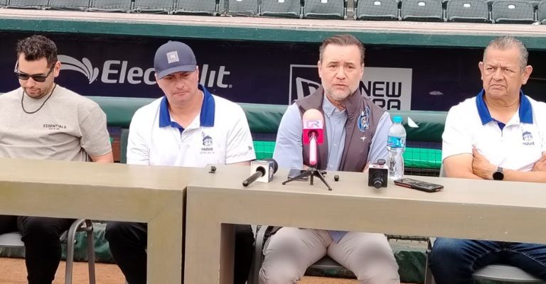 René Arturo Rodríguez, acompañado del cuerpo técnico y jugadores