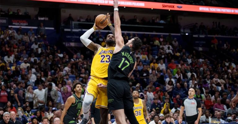 LeBron estuvo imparable ante los Pelicans