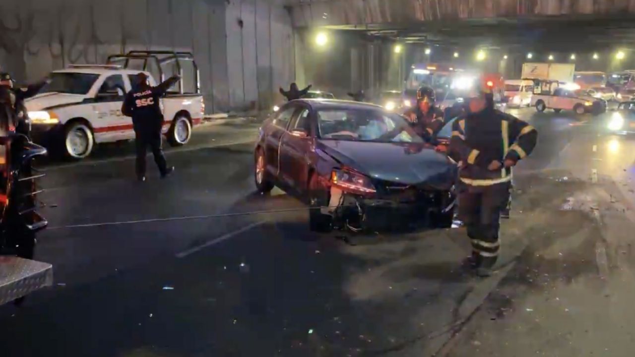 Fuerte accidente moviliza a las autoridades en CDMX: Auto queda abandonado la GAM